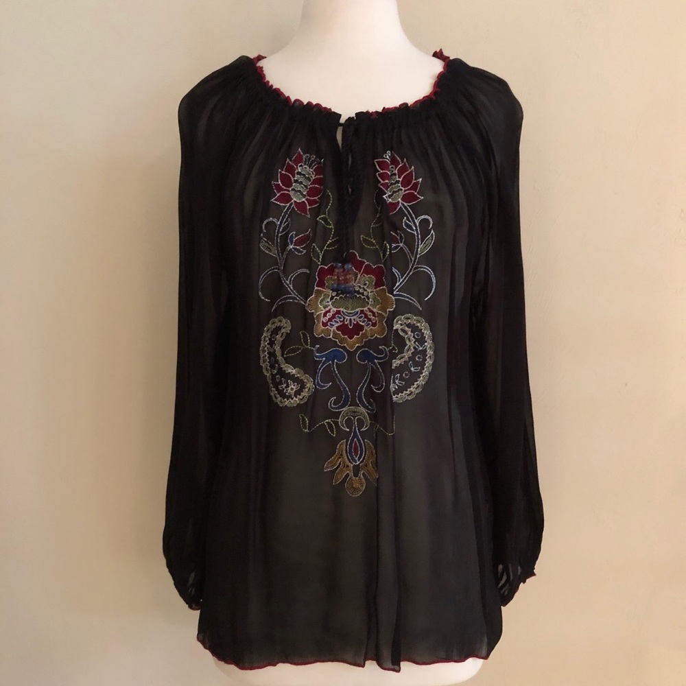 NWOT. Bila peasant top.